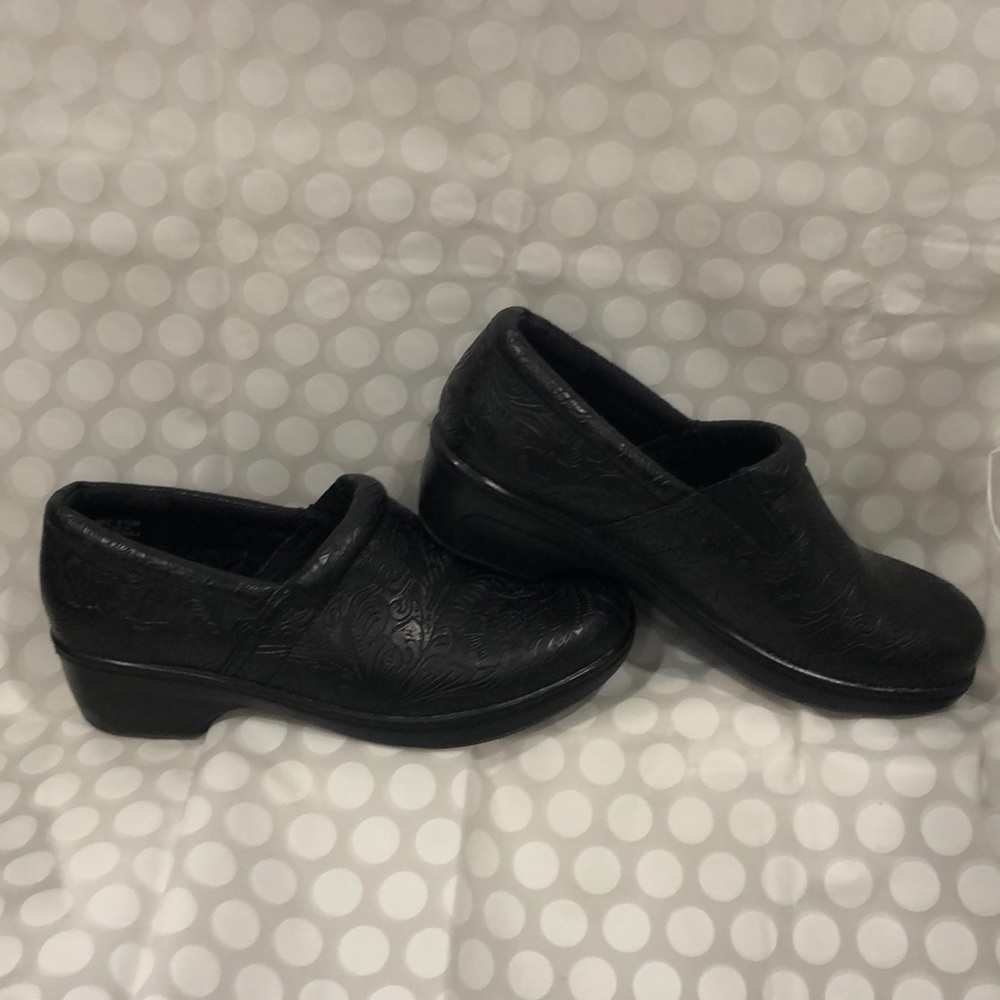 Yüü Black Memory Foam Clogs.